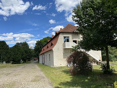 Blick auf das Brauhaus in Richtung Dorf.