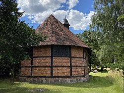 Die Gutskapelle aus dem Jahr 1599 befindet sich gegenüber dem Brauhaus. Hier wird auch zu Konzerten eingeladen.