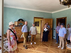 Vom Park gelangen die Besucher direkt in den blauen Salon des Hauses.