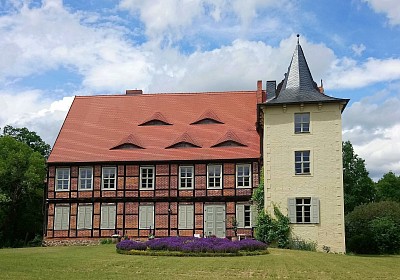 Das schmucke Briester Herrenhaus wurde im Stil des Spätbarocks errichtet.   Foto: Gartenträume Sachsen-Anhalt e.V.