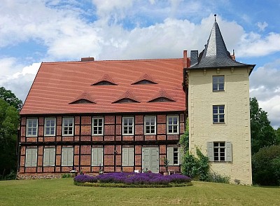 Das schmucke Briester Herrenhaus wurde im Stil des Spätbarocks errichtet.   Foto: Gartenträume Sachsen-Anhalt e.V.