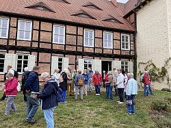 Bevor es zur Gutskirche ging, machten die Gäste im Park des Rittergutes Station. Der Landschaftsgarten entstand 1849 nach Plänen des Gartenbaudirektors Schaumburg, der auch die Herrenhäuser Gärten schuf.