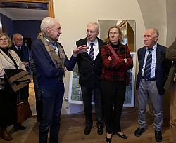 Kurator Gerd Bartoschek (l.), der die humanistische Bibliothek der Familie von Bismarck katalogisiert und dokumentiert hat, musste bei der Führung in der Bibliothek zahlreiche Fragen der Besucher beantworten.