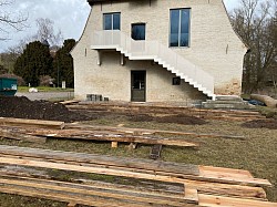 Die Holzbretter für die Terrasse am Brauhaus liegen zum Einbau bereit.