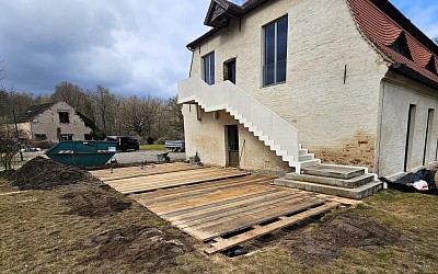 Die neue Terrasse nimmt Gestalt an. Sie lädt künftig zum Verweilen ein.         Foto: Stefan Reichert