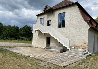 Die neue Terrasse lädt zum Verweilen ein.