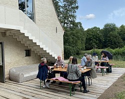 Bei Sonnenschein konnten sich die Gäste auf der Terrasse stärken und den Blick in die malerische Landschaft genießen.