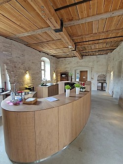 Das aufwändig sanierte Brauhaus bietet sich für die verschiedendsten Events an. Hier der moderne Tresen im Erdgeschoss.