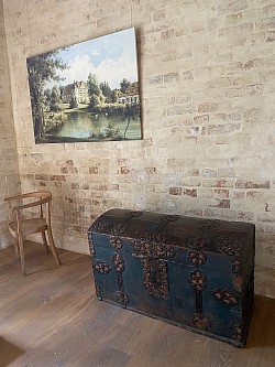 Eine Lithografie, die das Ensemble des Rittergutes zeigt,  und die alte Truhe sind ein Blickfang im historischen Brauhaus.                      Fotos: Mollenhauer, Reichert