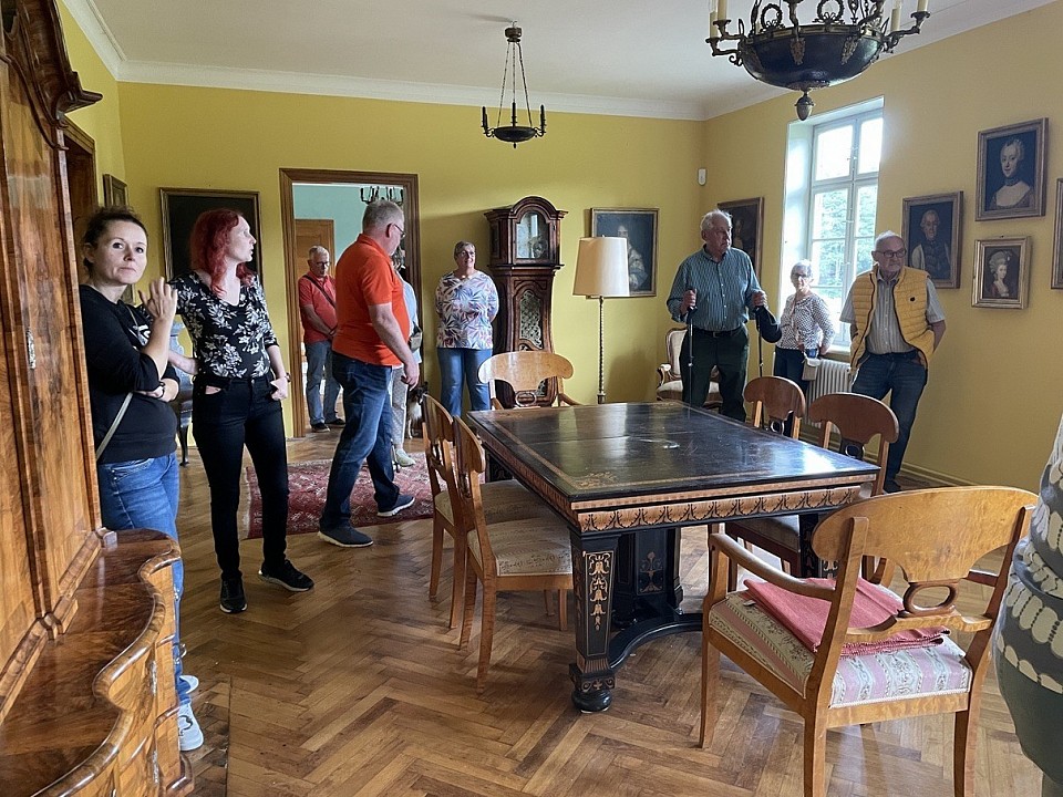 Der Festsaal mit Ahnengalerie und historischen Möbeln zog das Interesse der Besucher aus Extertal-Bösingfeld auf sich.
