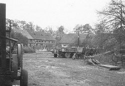 Die Scheunen des Ritterguts im Jahr 1966. Damals wurde das Gelände und die Nebengebäude landwirtschaftlich genutzt. Im Brauhaus waren Schmiede und Stellmacherei untergebracht.