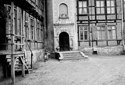 Das Herrenhaus in den 1960er Jahren. Links eine angebaute Treppe zu einer der Wohnungen, die sich damals im Haus befanden.