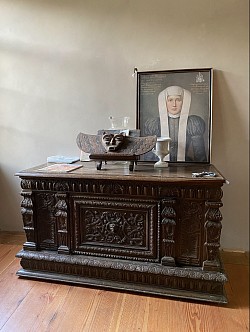 Eine historische Kommode in der Diele