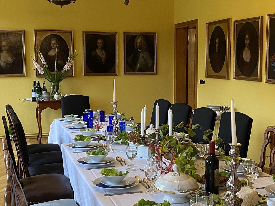 Festlich gedeckte Tafel im Ahnensaal