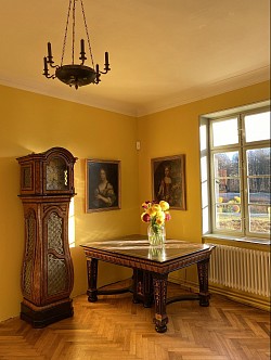 Die historische Uhr Im Ahnensaal zeigt auch heute noch die genaue Zeit an.