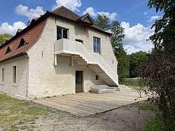 Eine große Terrasse lädt im Außenbereich zum Verweilen ein.