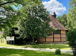 Die Gutskapelle aus dem Jahr 1599 befindet sich gegenüber dem Brauhaus. Hier wird auch zu Konzerten eingeladen.