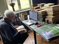 Der pensionierte Kunsthistoriker Gerd Bartoschek aus Potsdam beim Katalogisieren und Erfassen der historischen Bücher.