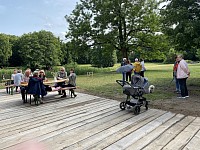 Die Besucher fühlen sich auf der neuen Terrasse im Außenbereich des Brauhauses wohl.