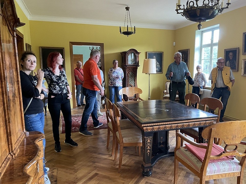 Der Festsaal mit Ahnengalerie und historischen Möbeln zog das Interesse der Besucher aus Extertal-Bösingfeld auf sich.