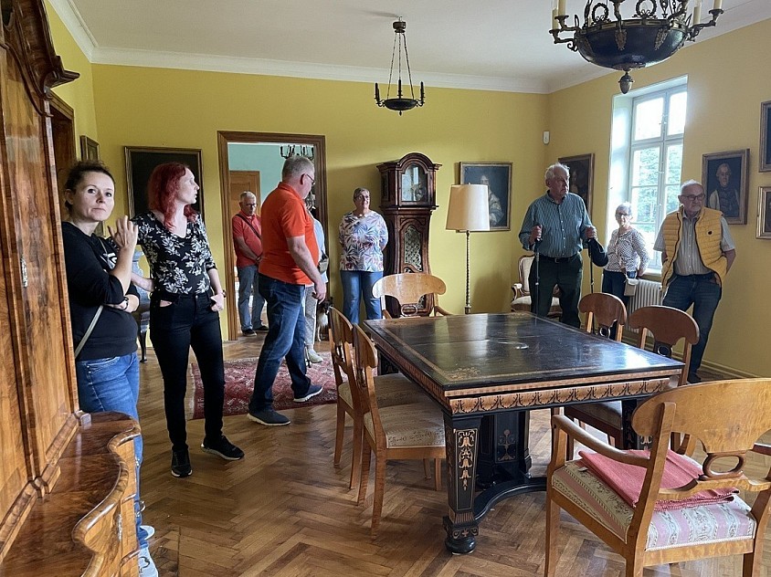 Der Festsaal mit Ahnengalerie und historischen Möbeln zog das Interesse der Besucher aus Extertal-Bösingfeld auf sich.