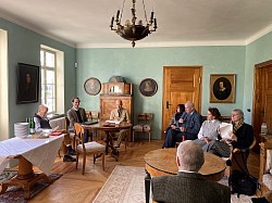 Das neugestaltete Gartenzimmer ist gern genutzter Ort für die Mitgliederversammlungen des Fördervereins Briest (Tangerhütte).