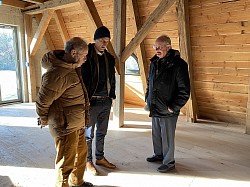 Ulrich von Bismarck (Mitte) erläutert Mitgliedern des Fördervereins den Baufortschritt im Obergeschoss des Brauhauses. Hier wurde ein neuer Fußboden aus Eichenholz verlegt.