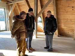 Ulrich von Bismarck (Mitte) erläutert Mitgliedern des Fördervereins den Baufortschritt im Obergeschoss des Brauhauses. Hier wurde ein neuer Fußboden aus Eichenholz verlegt.