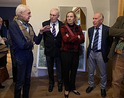 Kurator Gerd Bartoschek (l.), der die humanistische Bibliothek der Familie von Bismarck katalogisiert und dokumentiert hat, stand im November 2024 bei der Eröffnung im Gewitterturm den Gästen Rede und Antwort.