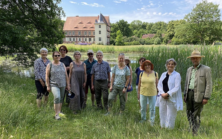 Zum Erinnerungsfoto vor der malerischen Kulisse des Herrenhauses stellten sich die Gäste aus Halle auf.     Fotos: Klaus-Dieter Mollenhauer