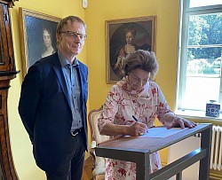 Maren von Bismarck unterzeichnet die Schenkungsurkunde, die die Übergabe des historischen Schatzes an das Landesarchiv besiegelt. Dessen Leiter, Dr. Ralf Lusiardi, bedankt sich herzlich.