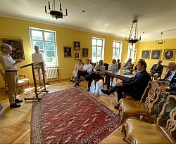Mit großem Interesse verfolgen die Teilnehmer der festlichen Übergabeveranstaltung im Ahnensaal des Briester Ritterguts die Ausführungen der beiden Kunsthistoriker.
