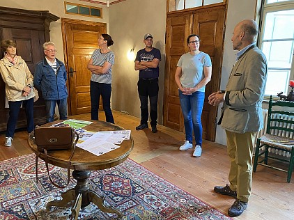 Günther Knüppel (r.) führte als Vorsitzender des Fördervereins geschichtsinteressierte Besucher durch das Herrenhaus.