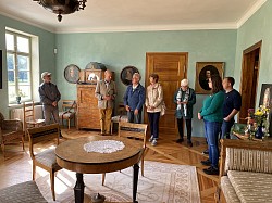 Das Gartenzimmer mit seinem historischen Möbeln strahlt Behaglichkeit aus.