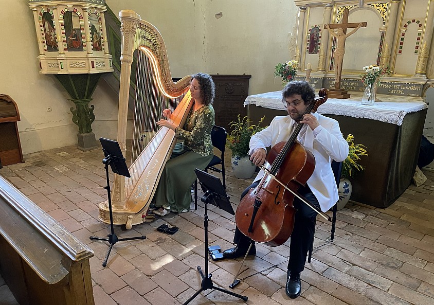 Höhepunkt eines erlebnisreichen Tages war das Abschlusskonzert mit Zoë Knoop (Harfe) und Peter Schneider (Cello) in der Kapelle des Ritterguts Briest.